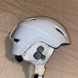 ***SOLD*** Salomon Women’s White Ski or Snowboard Helmet - M/L